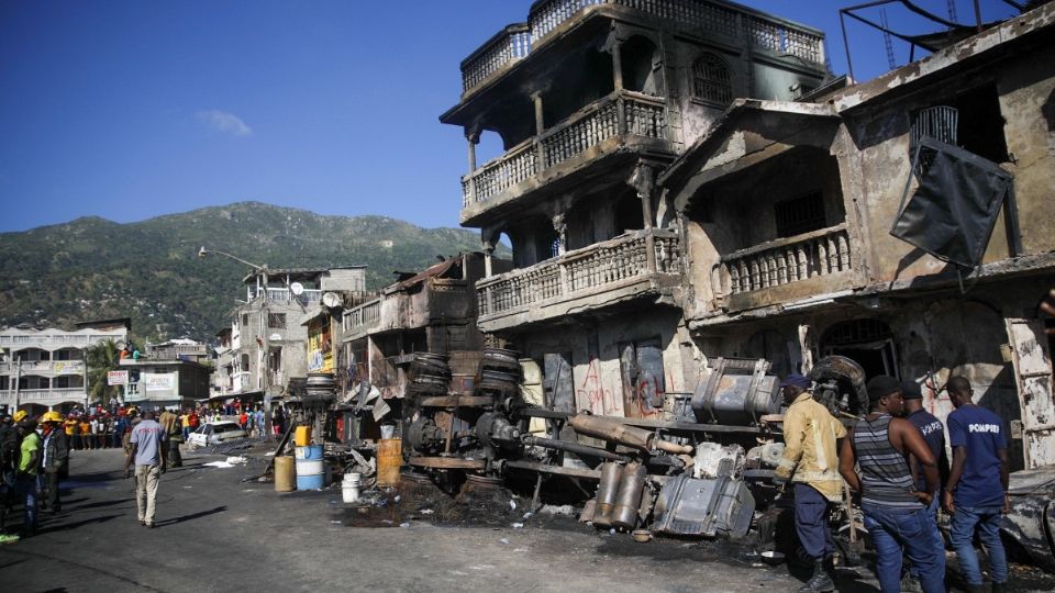 CAOS. Haití tiene escasez de combustible, lo que ha llevado a adquirirlo en el comercio informal y con riesgos. Foto: AP