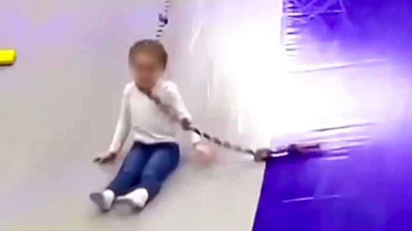 ¡Terrible! Niña de 3 años estuvo a punto de morir en una resbaladilla: VIDEO