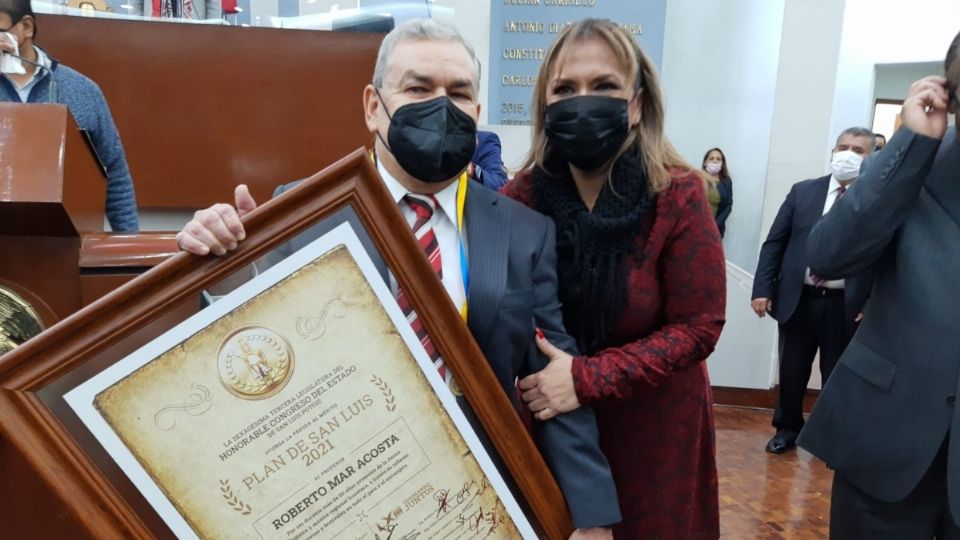 El máximo galardón otorgado a una persona de San Luis Potosí fue entregado por la presidenta del Congreso del Estado, diputada Yolanda Josefina Cepeda Echavarría. FOTO: ESPECIAL