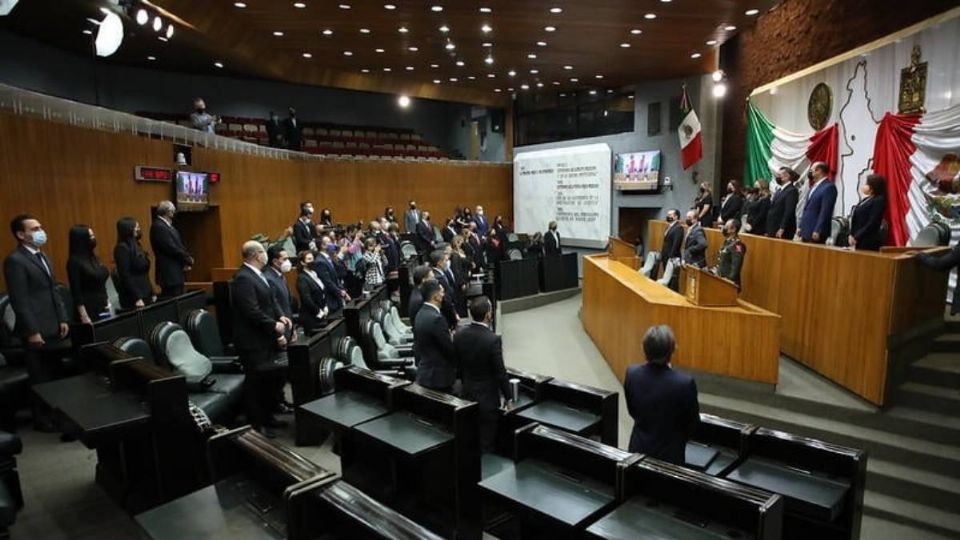 Aprueban la nueva Constitución con 41 votos a favor