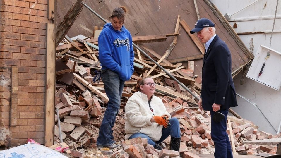 APOYO. El mandatario estadounidense se reunió con víctimas en un vecindario en Mayfield. Foto: Reuters