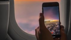 ¿Vas a volar por primera vez? Esta es la razón por lo que debes poner tu celular en Modo Avión