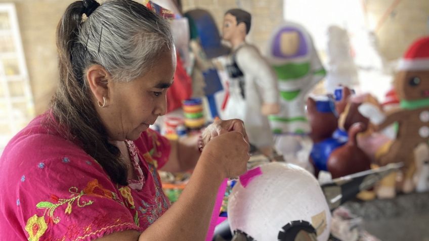 Familia conserva tradición de fabricar piñatas artesanales en Temoaya