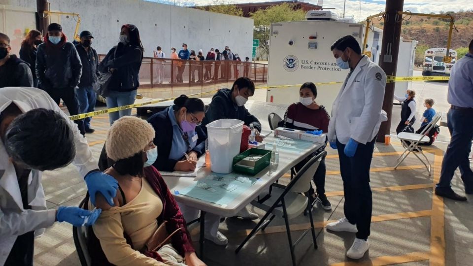 Dora Alicia Ruelas Armenta, directora de Salud Municipal de Nogales, informó que esta jornada binacional de vacunación fue gracias a que la Universidad de Arizona donó las dosis disponibles de la vacuna. FOTO: ESPECIAL