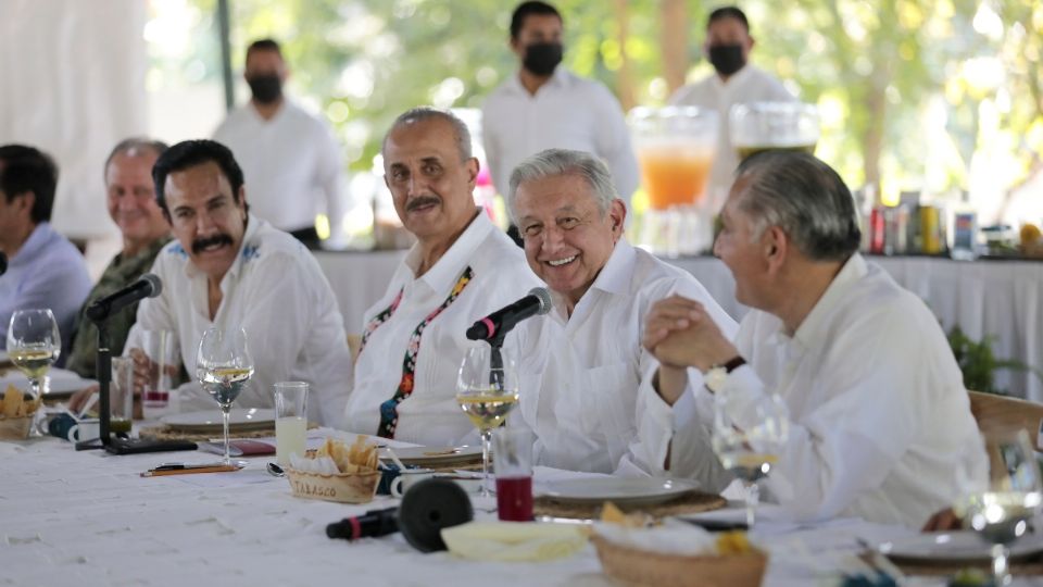 COMIDA. El presidente López Obrador se reunió ayer con los gobernadores en Villahermosa. Foto: Especial