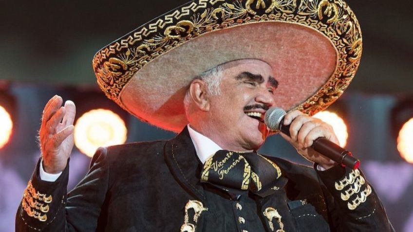 ¡A martillazos! Tiktoker graba la imagen de Vicente Fernández en vidrio | VIDEO