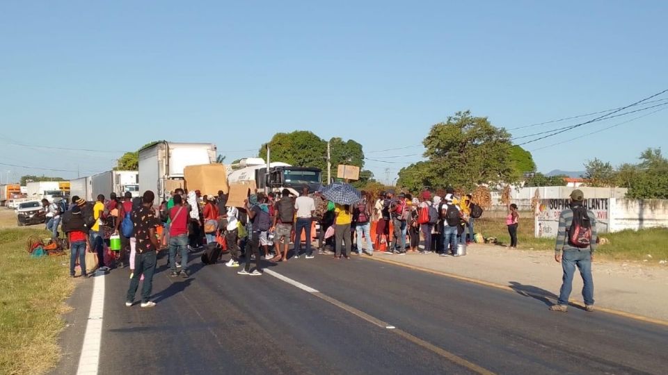 Alrededor de 200 migrantes bloquearon una carretera federal. Foto: Especial