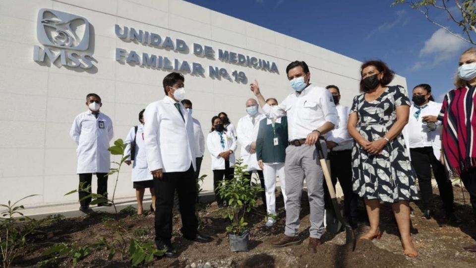 También sostuvo una reunión con el gobernador Carlos Joaquín González, supervisó las obras en la UMF No. 19 Foto: Especial