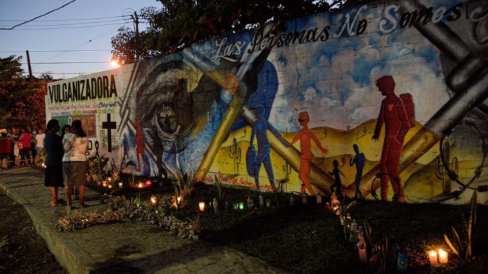 Con un mural, flores y veladores recuerdan a las víctimas del accidente del 9 de diciembre. Foto: EFE
