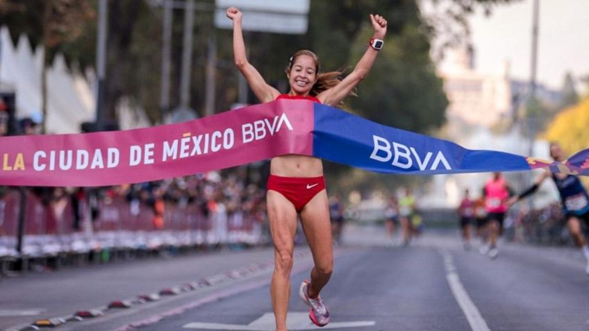 Ganadores del Medio Maratón de la Ciudad de México son premiados en el Ángel de la Independencia| VIDEO