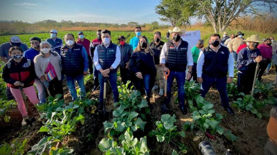 Juan Carlos Rivera Castellanos y Gabriel Cué Navarro levantaron las cosechas de los rábanos (Foto: Especial)