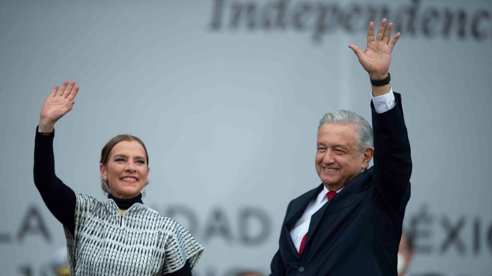 SALUDO INICIAL. El Ejecutivo llegó acompañado de su esposa, Beatriz Gutiérrez, para dar su mensaje. Foto: Especial