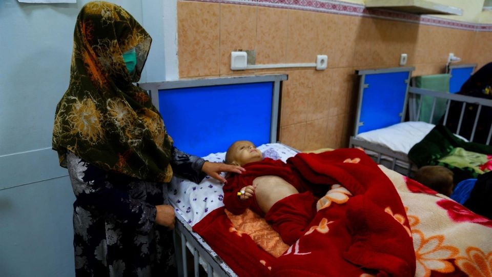 Un hospital del centro de Afganistán, que alguna vez fue un prestigioso y moderno, atiende ahora tres veces más mujeres que antes. FOTO: EFE