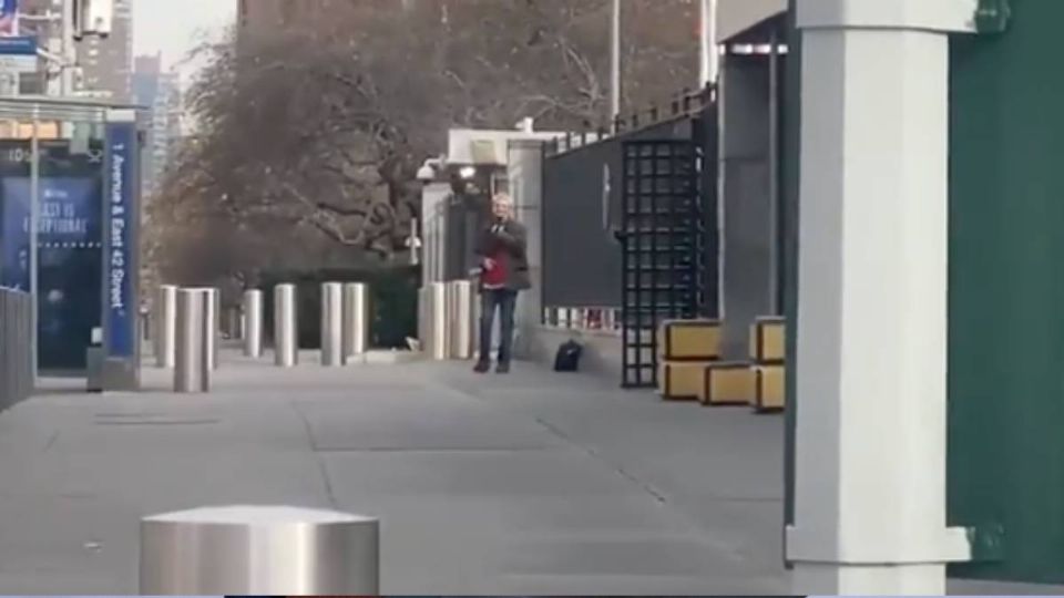 El hombre permanece a las afueras de la sede de la ONU. Foto: Especial