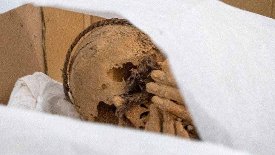 La momia estaba dentro de una cámara funeraria en el sitio arqueológico Cajamarquilla, al este de Lima. Foto: AFP