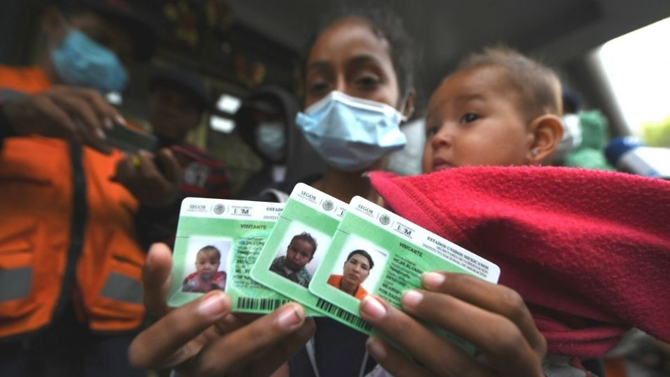 APOYO. Ruby López fue la primera migrante en recibir su tarjeta de ayuda humanitaria en México. Foto: Leslie Pérez