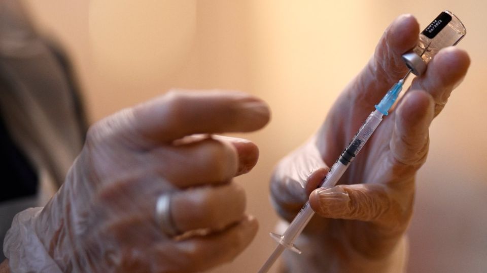 Las personas inmunizadas también podrían contagiarse de la nueva cepa (Foto: Archivo | AFP)