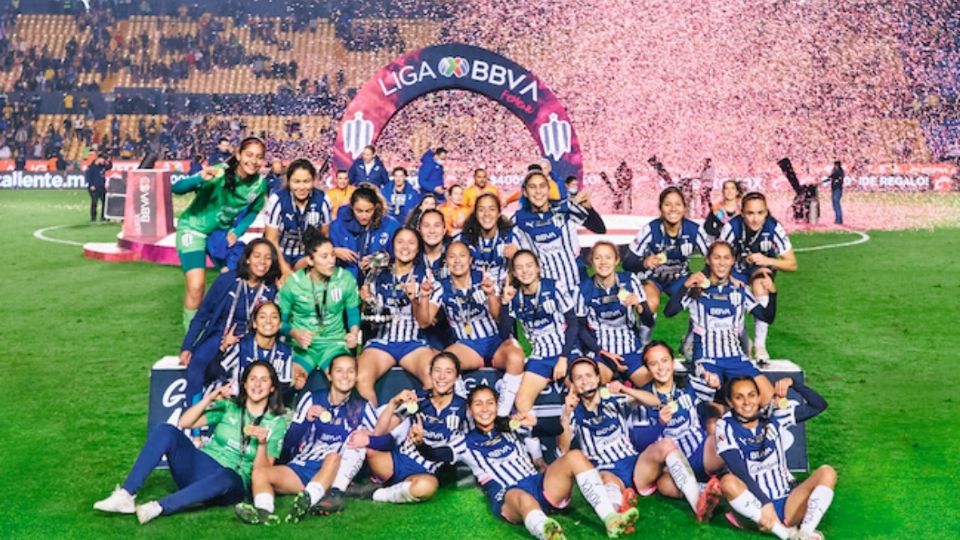 JÚBILO. Las futbolistas de Monterrey festejaron con todo en pleno Volcán. Foto: MEXSPORT