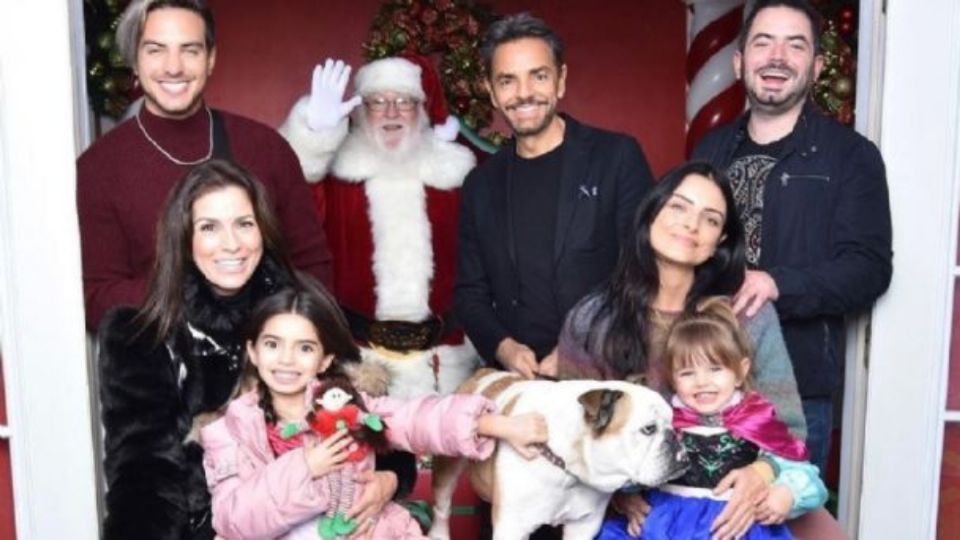 Eugenio cautivo las redes sociales al enseñarles a tocar piano a las pequeñas de la familia. Foto: Instagram