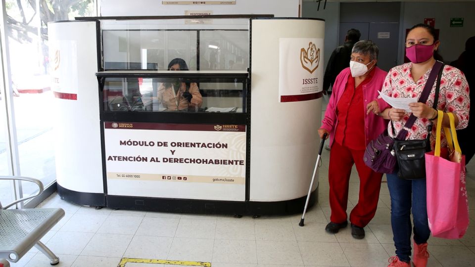 Imagen de pensionada del ISSSTE tras recibir atención médica. Foto: Especial