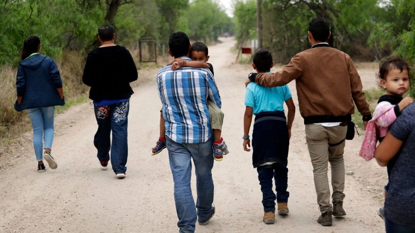 Niños migrantes vuelven a casa tras ser separados por la política de "Tolerancia Cero"