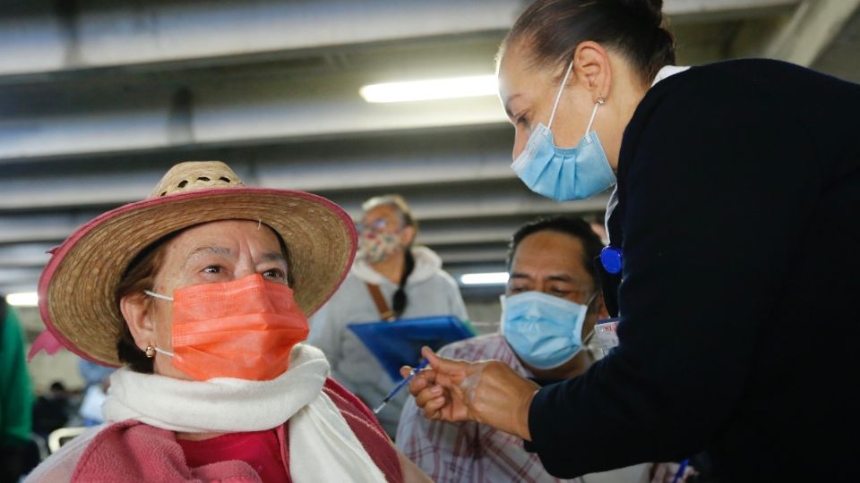 PROSIGUE. Del 4 al 8 de enero se aplicará la dosis de refuerzo para adultos mayores en B. Juárez, GAM, Iztacalco, Iztapalapa y V. Carranza. Foto: Leslie Pérez