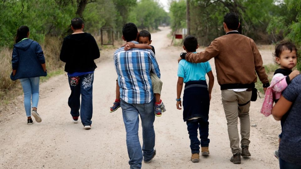 ARDUO TRABAJO. Se calcula que quedan unos mil 150 niños cuyos padres no localizan. Foto: AP