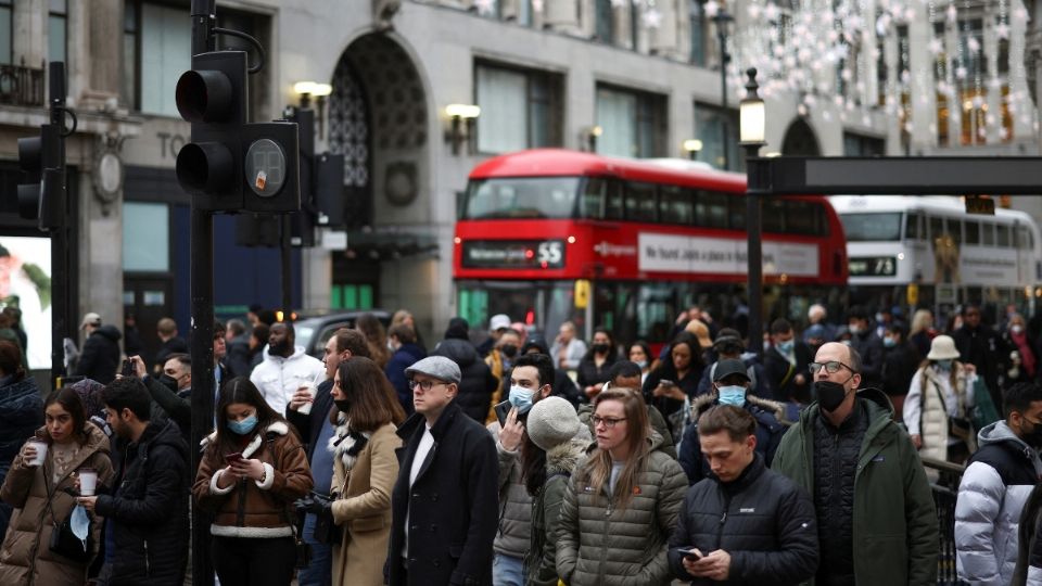 CIERRE DE AÑO. Pese al aumento de casos de COVID, calles en Reino Unido lucen abarrotadas; británicos salen por compras navideñas. Foto: REUTERS