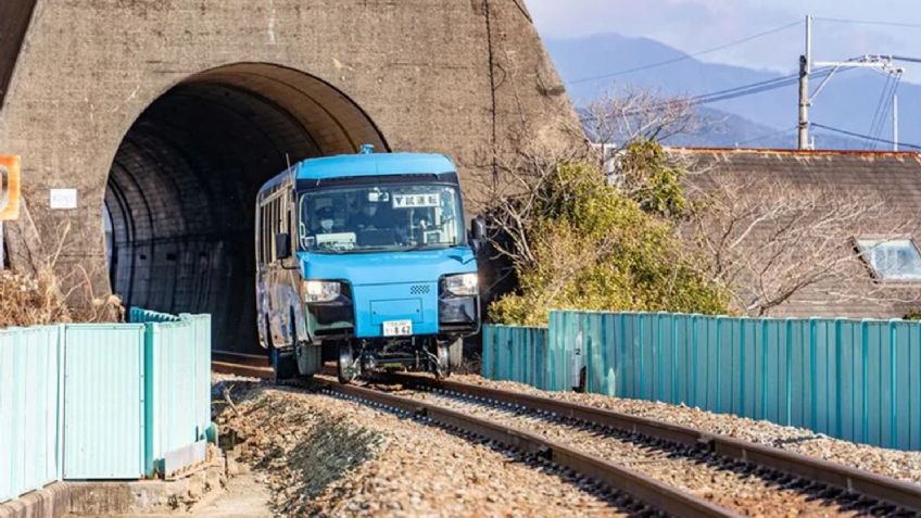 Sólo en Japón: presentan primer vehículo capaz de convertirse en tren y autobús