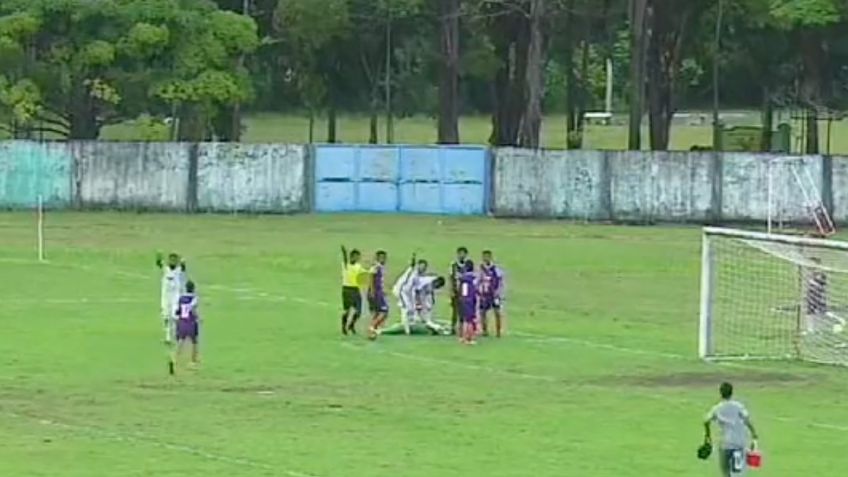 Portero muere luego de chocar con jugador rival durante partido de futbol | VIDEO