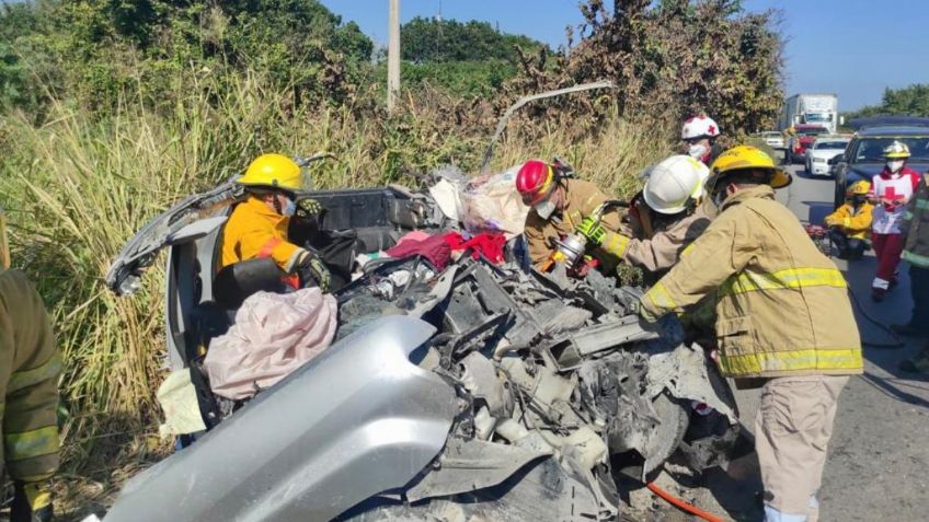 ¡Tragedia en Navidad! Dos muertos y 15 heridos en accidente carretero