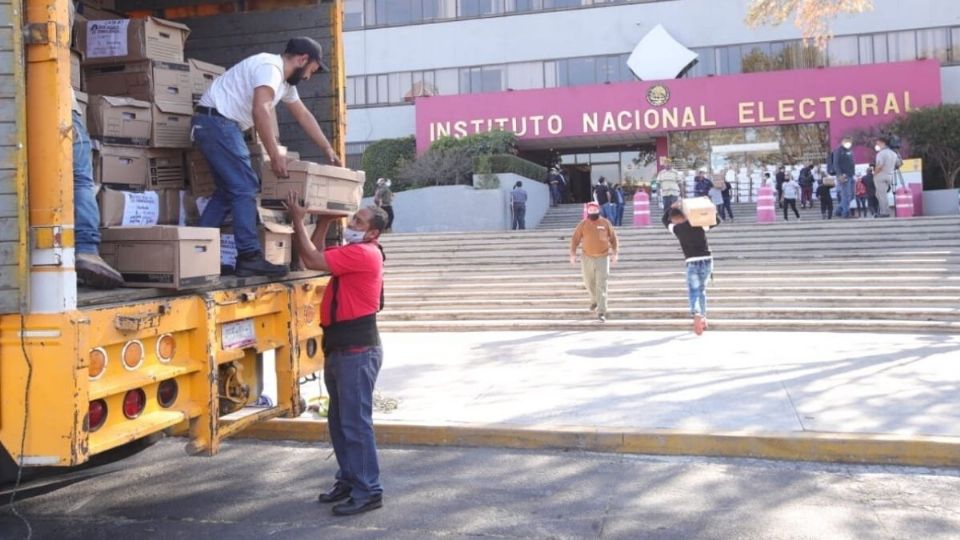 ENGROSAN. La asociación civil 'Que siga la democracia' llevó ayer 860 cajas al INE con firmas para solicitar el ejercicio ciudadano en abril. Foto: Especial