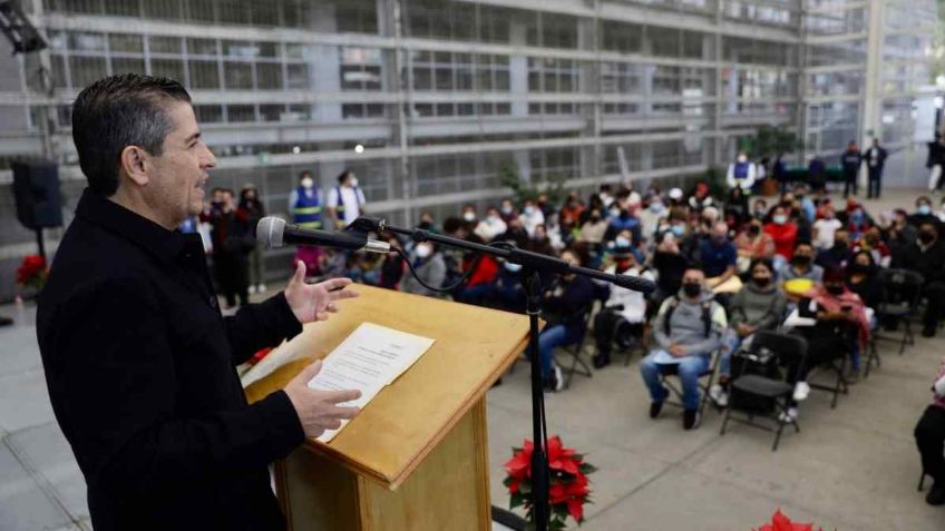 Coyoacán comienza entrega de cédulas de empadronamiento a locatarios en mercados