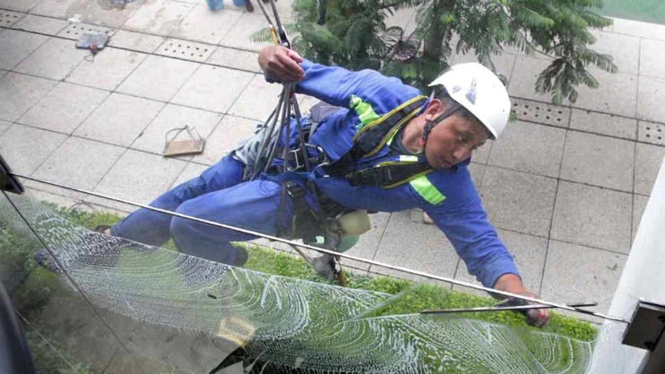 Los mexicanos trabajan más y ganan menos que en otros países.