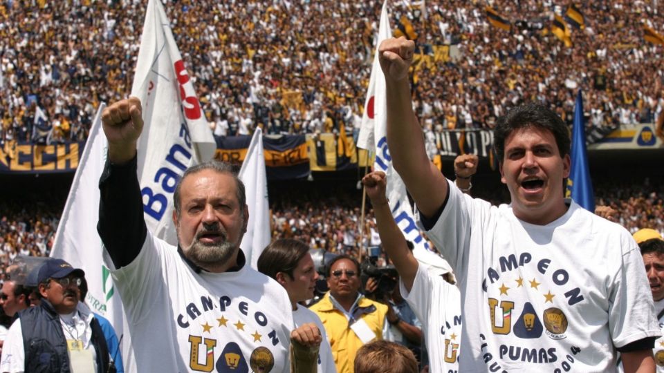 Carlos Slim y Arturo Elías Ayub durante ela celebración del cuarto campeonato del Club Universidad Nacional. Foto: Cuartoscuro