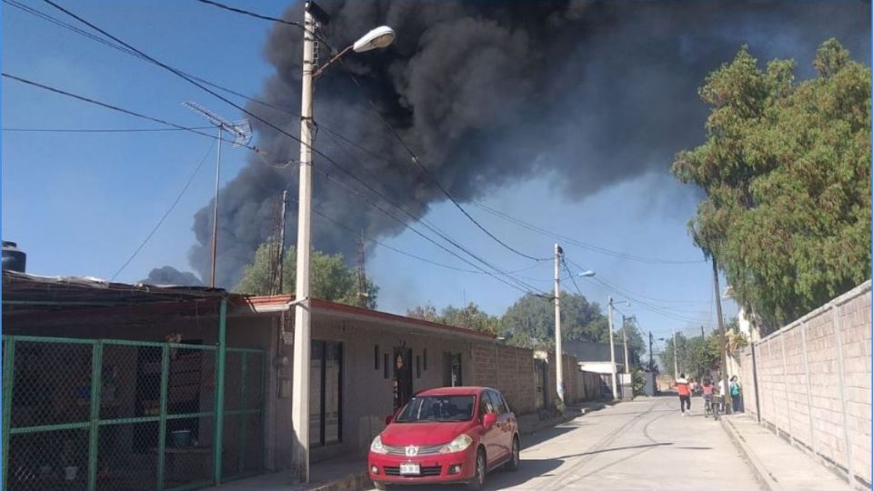 La columna de humo se puede apreciar a varios kilómetros de distancia
(Foto: Twitter @vulcano_7)