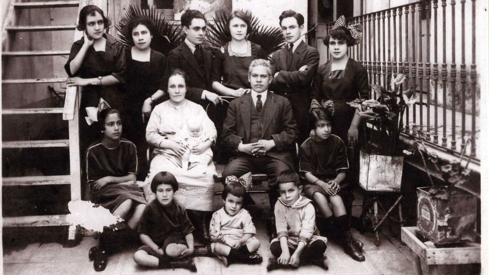 Familia Revueltas en la casa de Querétaro. Foto: Especial