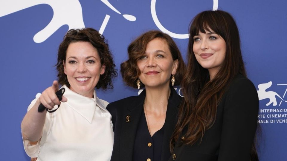 Olivia Colman, Maggie Gyllenhaal y Dakota Johnson. Foto: AP