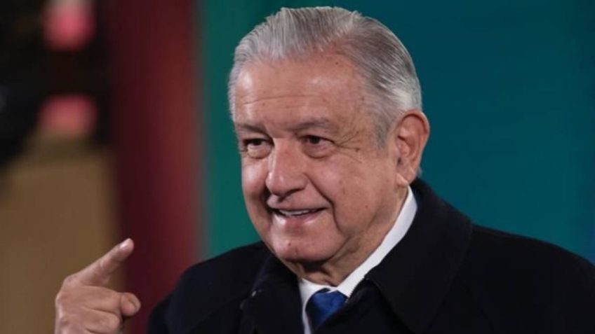 AMLO califica como "buena actitud" retirar la denuncia penal contra consejeros del INE