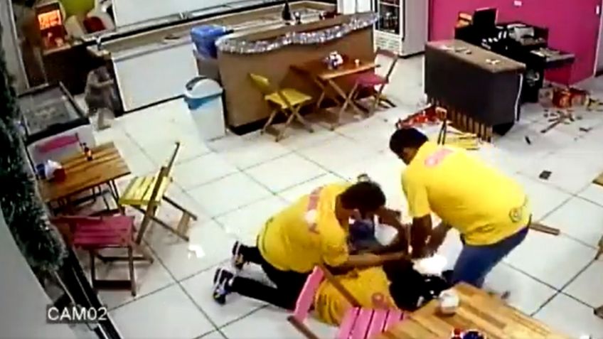 Empleados someten y golpean a delincuente que intentó asaltar una heladería: VIDEO FUERTE