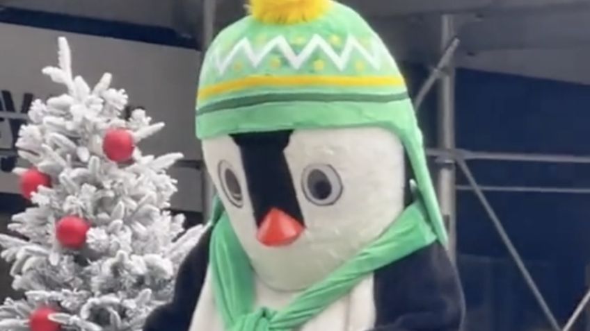 ¿Qué tienes pingüino? Botarga se hace viral por su extraña reacción en un desfile navideño | VIDEO