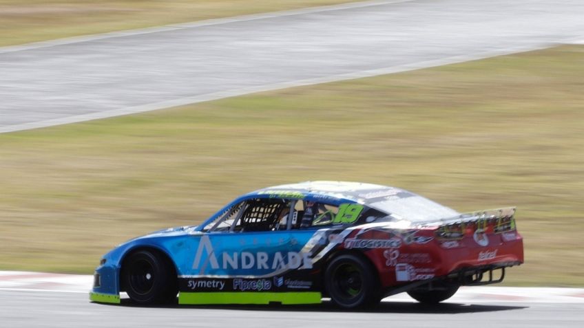 Noel León calienta motores previo a Nascar en Autódromo de Amozoc