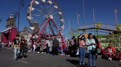 CDMX: Regalando Nochebuenas, así cerró la Verbena Navideña instalada en el Zócalo