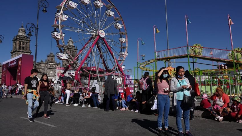 CDMX: Regalando Nochebuenas, así cerró la Verbena Navideña instalada en el Zócalo