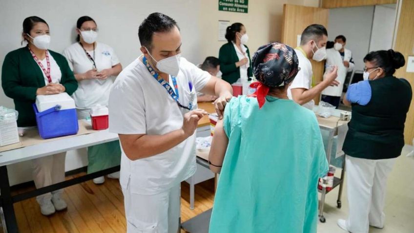 Personal del Hospital de Magdalena de las Salinas del IMSS recibe vacuna de refuerzo