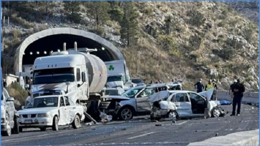 Tráiler se impacta con más de 10 vehículos en carretera de Coahuila