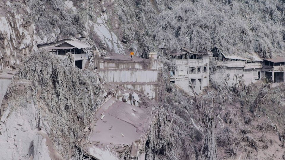 l DAÑO. La lava destruyó las vías de comunicación, lo que impide el acceso a varias zonas afectadas.Foto: AFP
