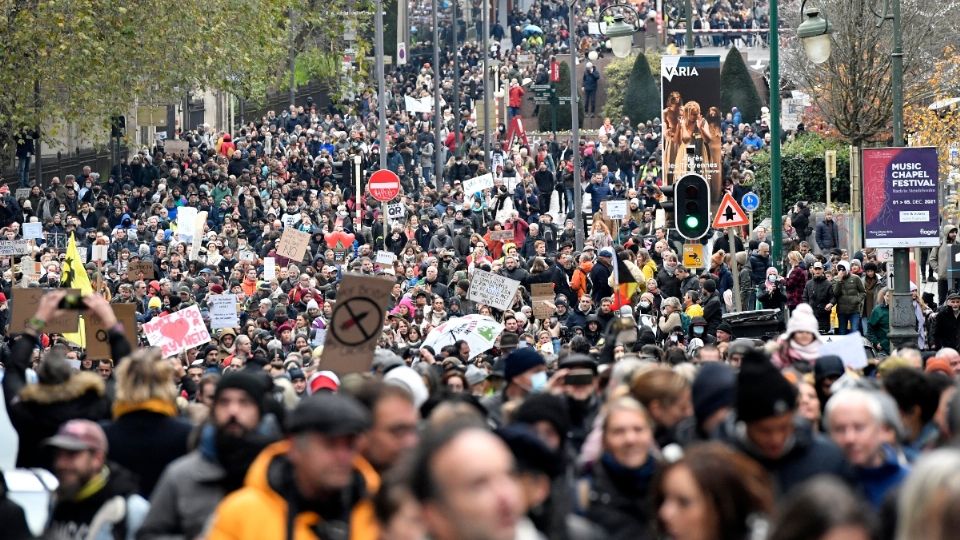 FASTIDIO. Unas ocho mil personas se manifestaron ayer en Bruselas contra las medidas antiCOVID-19. Foto: AP