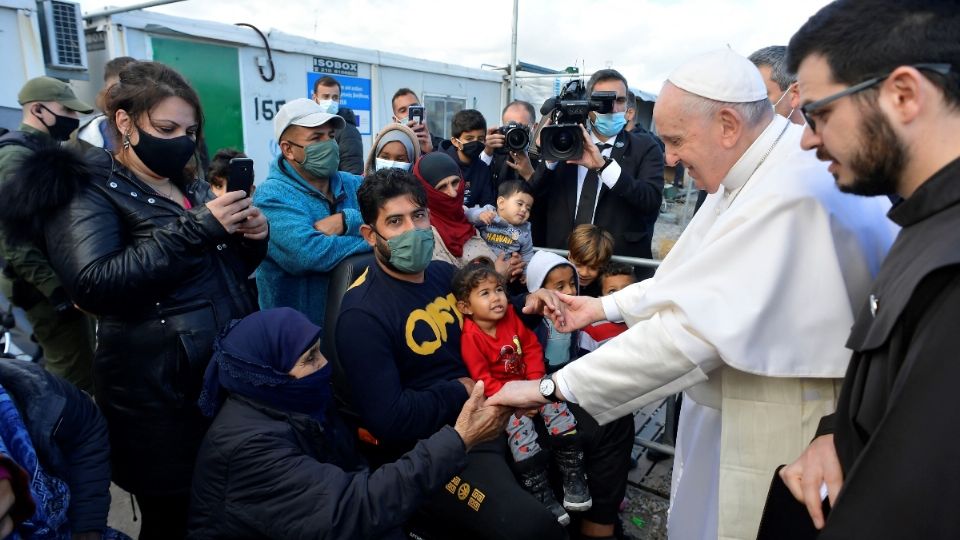 APOYO. Francisco visitó campamentos de solicitantes de asilo, en Lesbos, Grecia. Foto: AFP