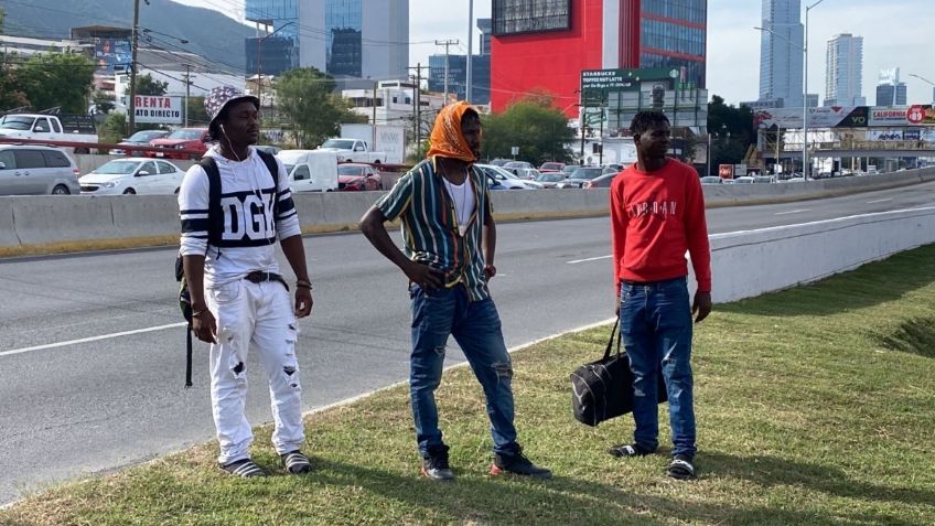 Caravana de migrantes haitianos arriba a las calles de Monterrey